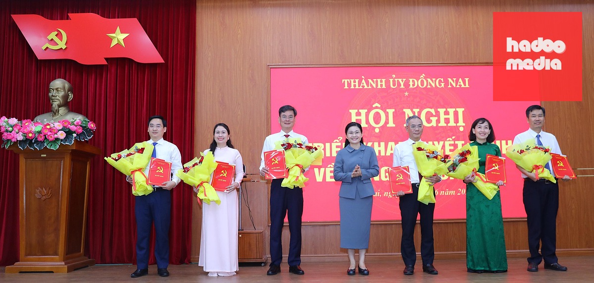 Bà Tôn Ngọc Hạnh - Ủy viên Trung ương Đảng, Phó bí thư thường trực Thành ủy TP Đồng Nai - trao quyết định điều động cho các cán bộ chủ chốt - Ảnh: CTV