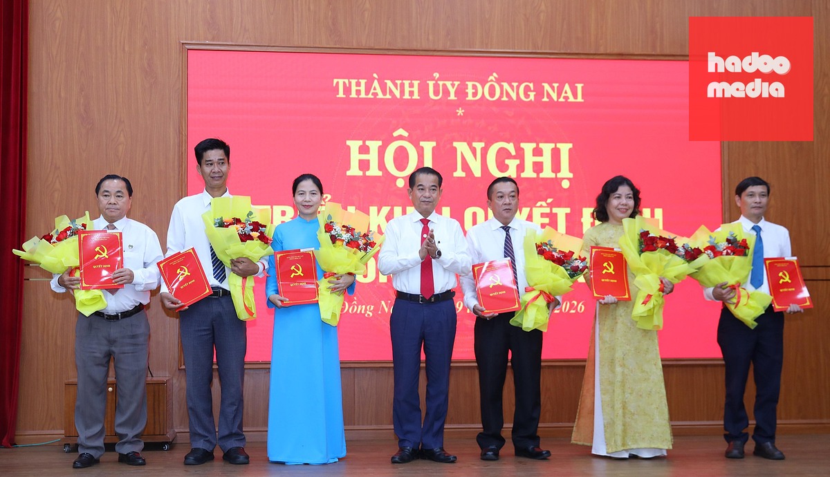 Ông Thái Bảo - Phó bí thư Thành ủy, Trưởng Ban Tổ chức - trao quyết định điều động và hoa chúc mừng cho các cán bộ nhận nhiệm vụ mới - Ảnh: CTV