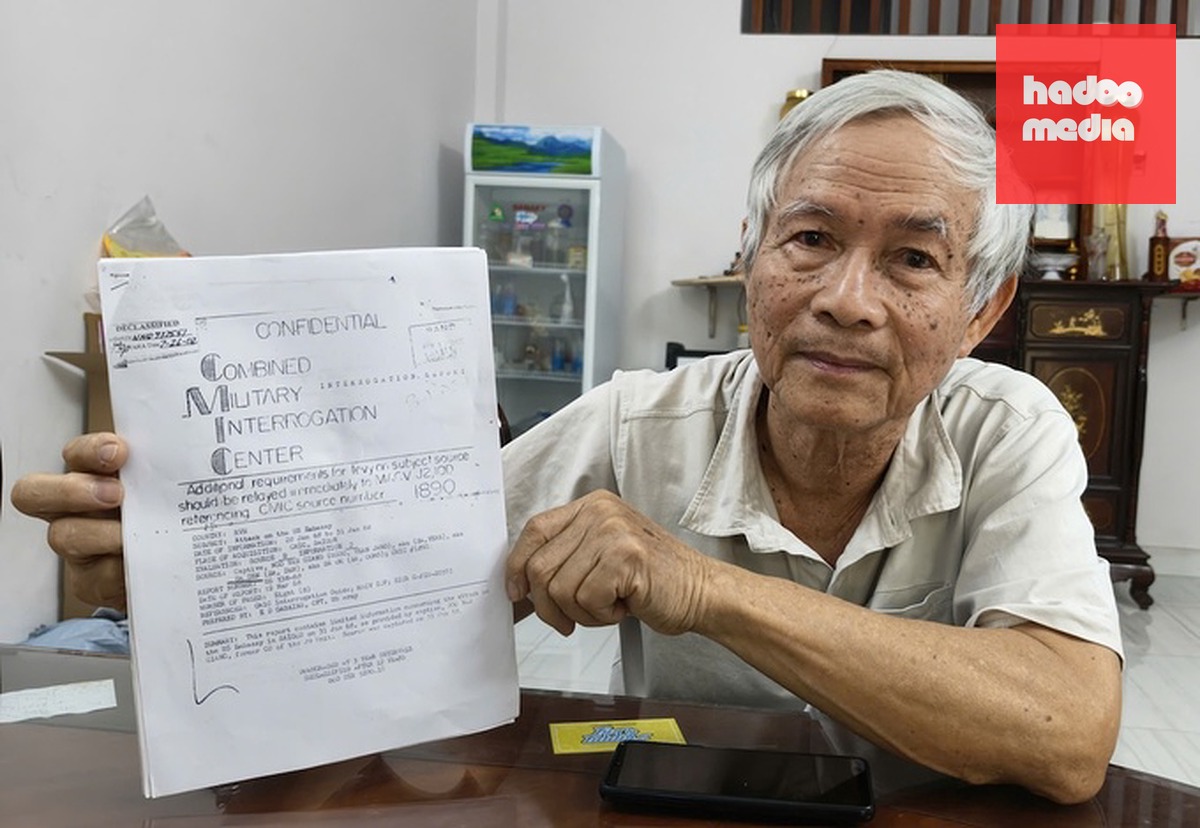 Ông Hồ Duy Hùng bên tài liệu giải mật sau 34 năm của Trung tâm thẩm vấn quân sự hỗn hợp về trận đánh vào tòa Đại sứ Mỹ. Ảnh: Đình Văn