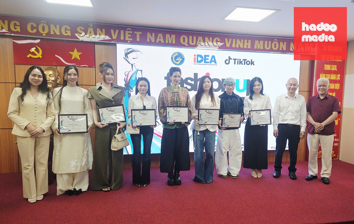Ban tổ chức trao giấy xác nhận cho các cá nhân, đơn vị tham gia Fashion Up Việt Nam - Ảnh: N.TRÍ