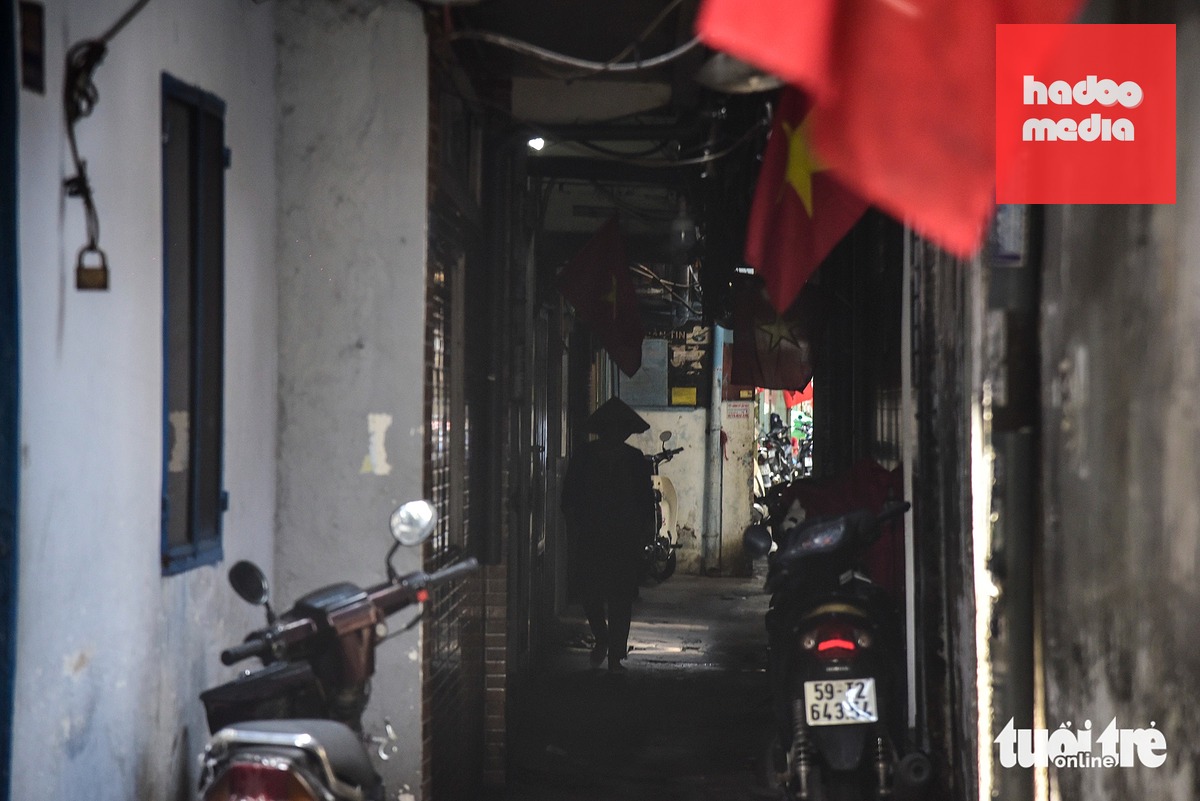 Dù là ban ngày, tuy nhiên nhiều con hẻm tại khu Mả Lạng (phường Cầu Ông Lãnh) lại tối tăm, thiếu ánh sáng