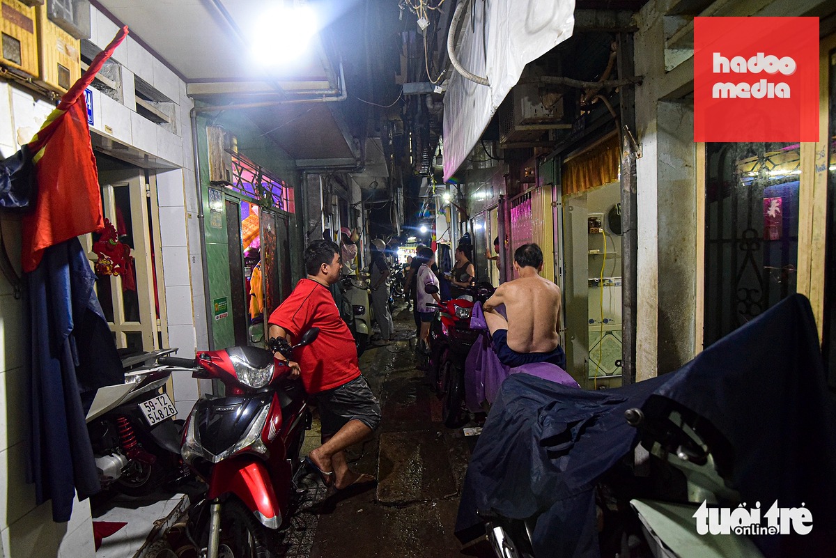 Nhà cửa chật hẹp, nóng bức nên nhiều người dân thường tập trung trước cửa nhà, trò chuyện, sinh hoạt