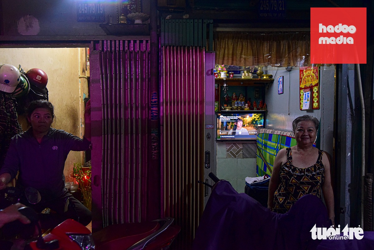 Bà Nguyễn Thị Xuân Nga (phải, 67 tuổi) cho biết đã ở tại khu Mả Lạng hơn 40 năm nay. Căn nhà nhỏ hẹp chưa đến 10m² của bà Nga hiện là nơi ở của 7 người. Khi nghe tin sẽ có dự án cải tạo, chỉnh trang chợ Gà - Gạo, khu Mả Lạng, bà Nga bày tỏ sự vui mừng, mong muốn sẽ sớm có chỗ ở "ngon lành", đàng hoàng, cuộc sống ổn định, thoải mái hơn