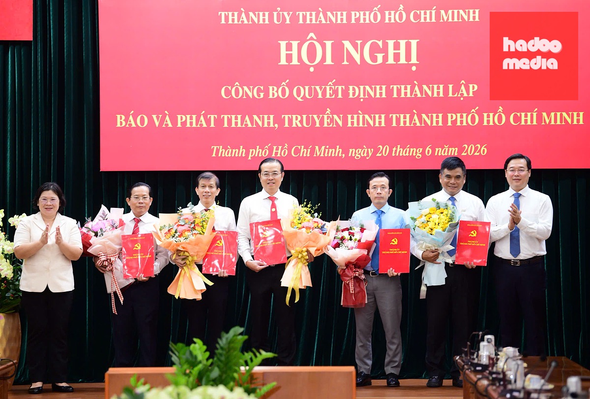 Phó bí thư thường trực Thành ủy TP Lê Quốc Phong, Phó bí thư Thành ủy TP Văn Thị Bạch Tuyết trao quyết định và hoa chúc mừng Tổng giám đốc và 4 Phó tổng giám đốc, cùng Hội đồng biên tập Báo và Phát thanh, Truyền hình TP.HCM - Ảnh: QUANG ĐỊNH