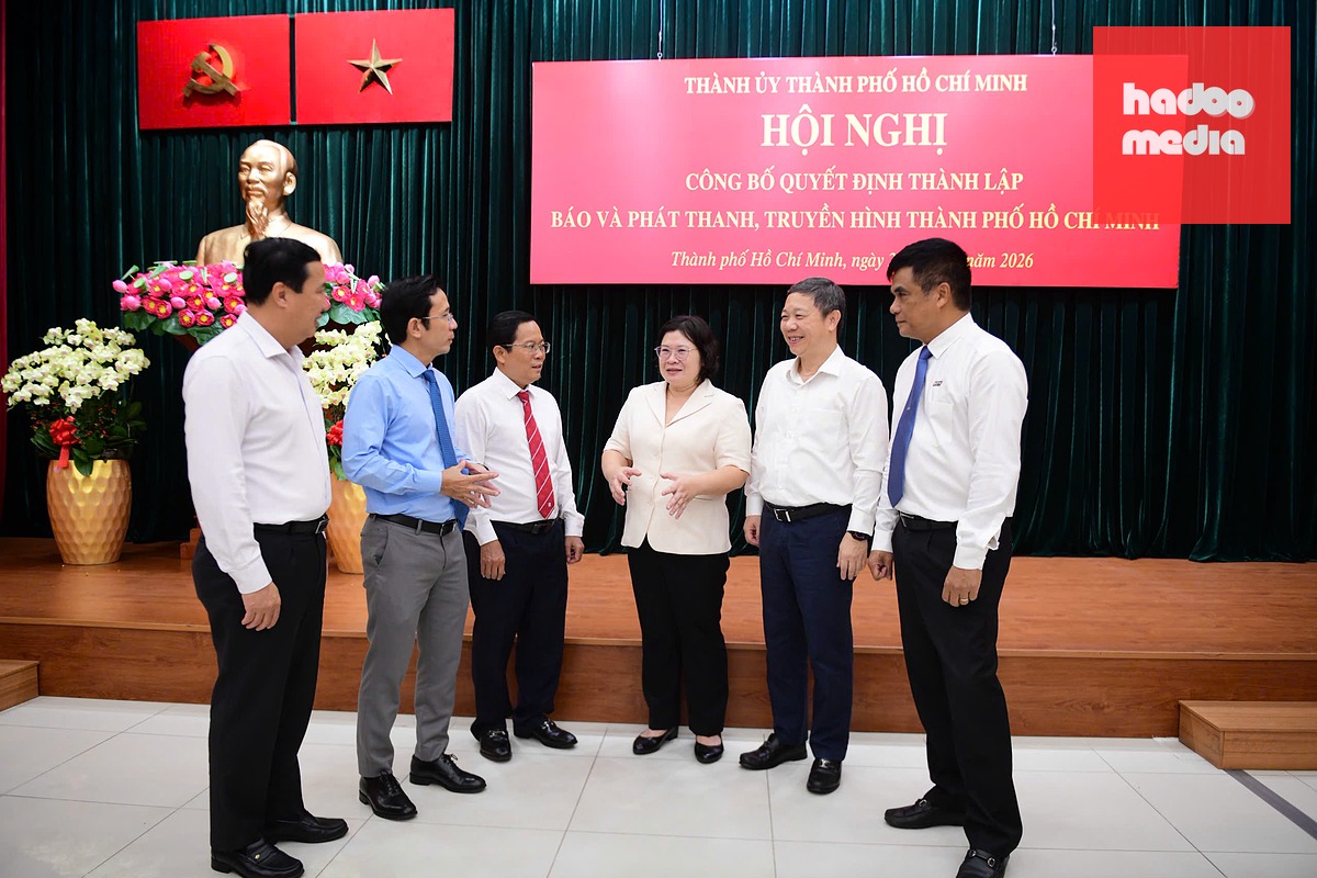 Phó Bí thư Thành ủy TP.HCM Văn Thị Bạch Tuyết, Trưởng Ban Tuyên giáo và Dân vận Thành ủy TP.HCM Dương Anh Đức (thứ hai từ phải qua), Bí thư Đảng ủy Đặc khu Côn Đảo Lê Hoàng Hải (bìa trái) trao đổi với lãnh đạo Ban Tổng giám đốc Báo và Phát thanh, Truyền hình TP.HCM - Ảnh: QUANG ĐỊNH