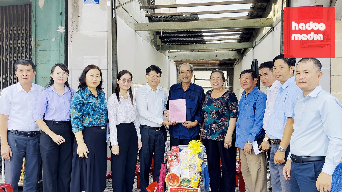 Ông Nguyễn Thành Lợi - Bí thư Đảng ủy, Chủ tịch HĐND xã Bình Chánh - trao giấy phép xây dựng đến ông Nghiêm Văn Tám - hộ dân ảnh hưởng bởi dự án nâng cấp, mở rộng quốc lộ 1. Ông Tám được cấp giấy phép xây dựng trên phần đất còn lại sau 5 ngày làm việc - Ảnh: HOÀNG HƯNG