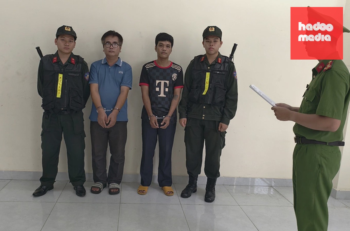 Nguyễn Văn Thắng (trái) và quản lý bị bắt. Ảnh: Công an TP HCM