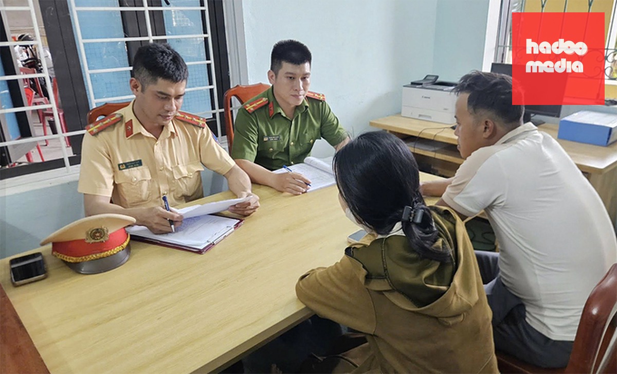 Cảnh sát làm việc với hai vợ chồng. Ảnh: Công an xã Trường Phú
