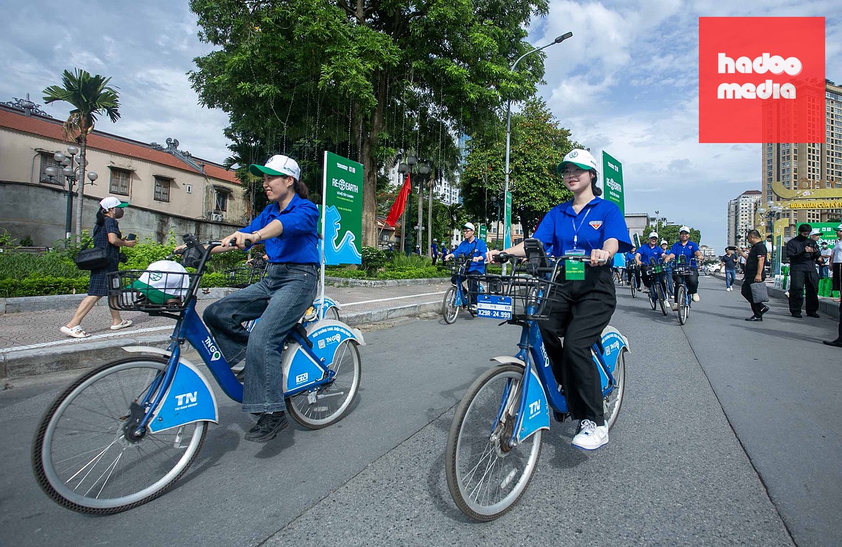 Các bạn trẻ tham gia đạp xe quanh hồ Tây sáng 20-6 - Ảnh: C.TUỆ