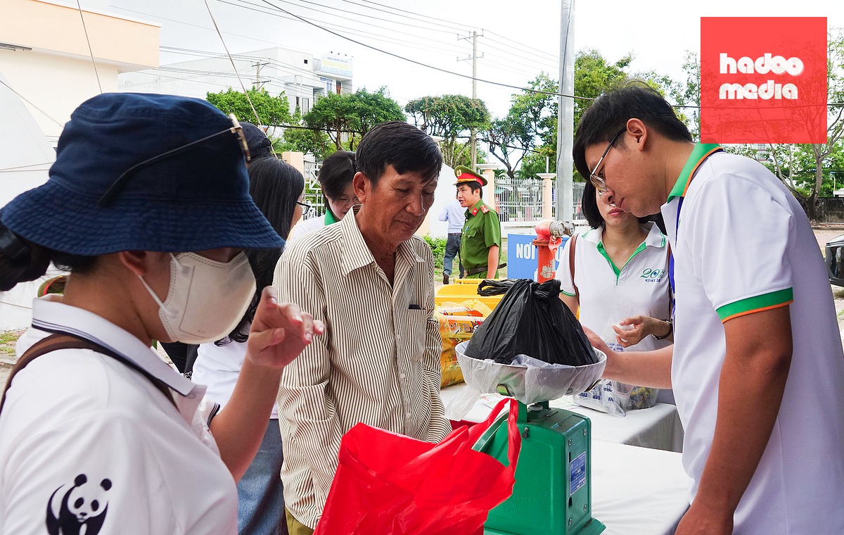 Người dân mang rác thải đến ngày hội đổi lấy quà - Ảnh: CHÍ CÔNG