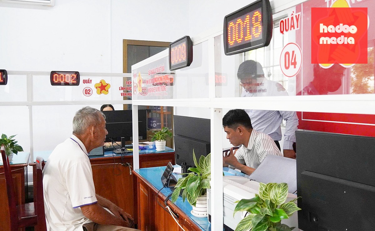 Cán bộ xã Liêu Tú làm thủ tục hành chính cho người dân - Ảnh: TRUNG PHẠM
