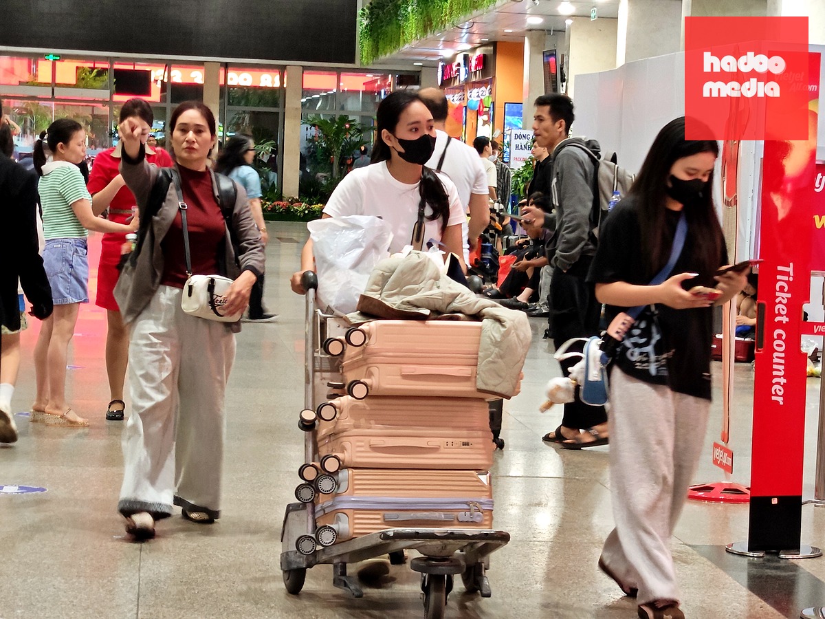 Hành khách di chuyển làm thủ tục tại nhà ga T1 đang được Vietjet khai thác - Ảnh: CÔNG TRUNG