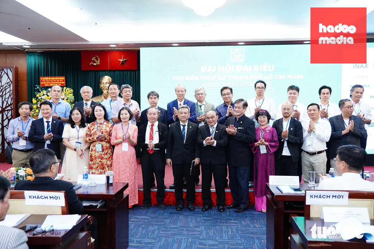 Ban Chấp hành Hội Kiến trúc sư TP.HCM khóa I, nhiệm kỳ 2026 - 2031 ra mắt gồm 25 thành viên, ông Lưu Hướng Dương là Chủ tịch hội - Ảnh: KỲ PHONG