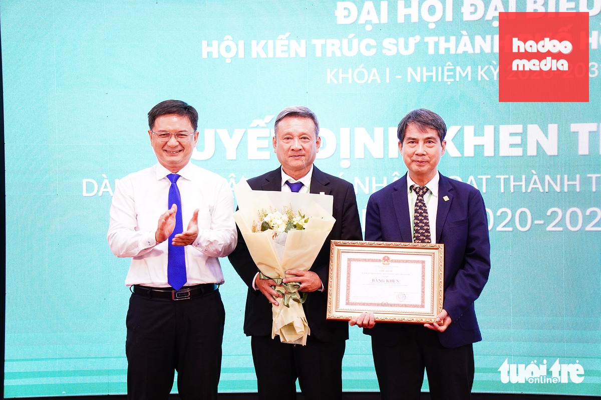 Ủy viên dự khuyết Trung ương Đảng, Ủy viên Ban Thường vụ Thành ủy, Phó chủ tịch UBND TP.HCM Nguyễn Mạnh Cường (bìa trái) trao tặng bằng khen cho tập thể Hội Kiến trúc sư TP.HCM - Ảnh: KỲ PHONG