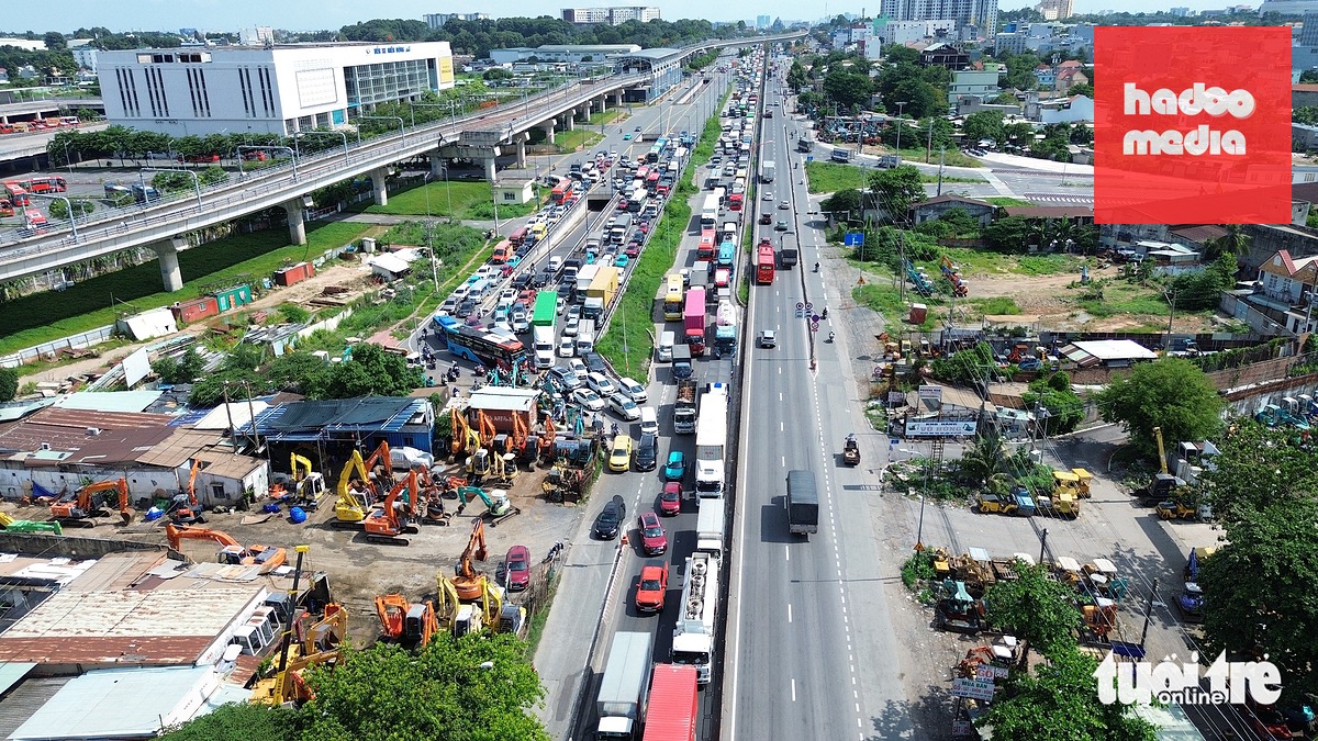 Một nguyên nhân gây ùn ứ là trước bến xe Miền Đông mới bị nút thắt cổ chai, dòng xe khi đến đây bị "bó hẹp", di chuyển khó khăn - Ảnh: MINH HÒA