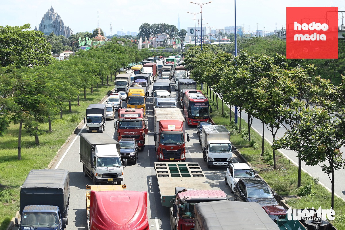Dòng xe kẹt kéo dài trên xa lộ Hà Nội, đoạn trước Suối Tiên vào chiều 20-6 - Ảnh: MINH HÒA