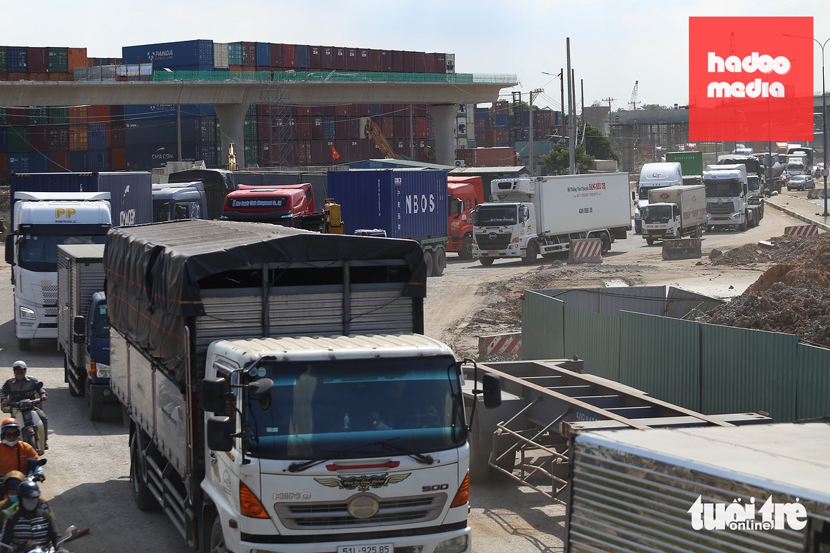 Ngay tại cầu vượt ngã 3 Mỹ Phước - Tân Vạn, dòng xe từ đường Mỹ Phước - Tân Vạn đổ ra xa lộ Hà Nội cũng bị ùn ứ do nút giao này đang thi công ngổn ngang - Ảnh: MINH HÒA