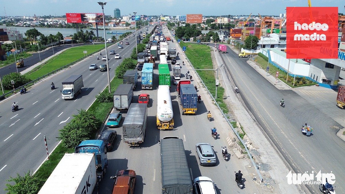 Do mặt đường cầu Đồng Nai bị thu hẹp sửa chữa nên các phương tiện di chuyển qua đây khó khăn - Ảnh: MINH HÒA