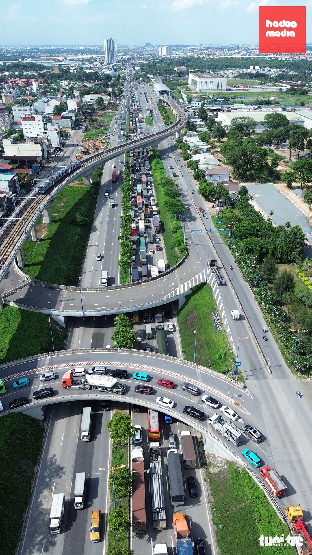 Dòng xe ùn ứ từ Suối Tiên đến cầu Đồng Nai - Ảnh: MINH HÒA