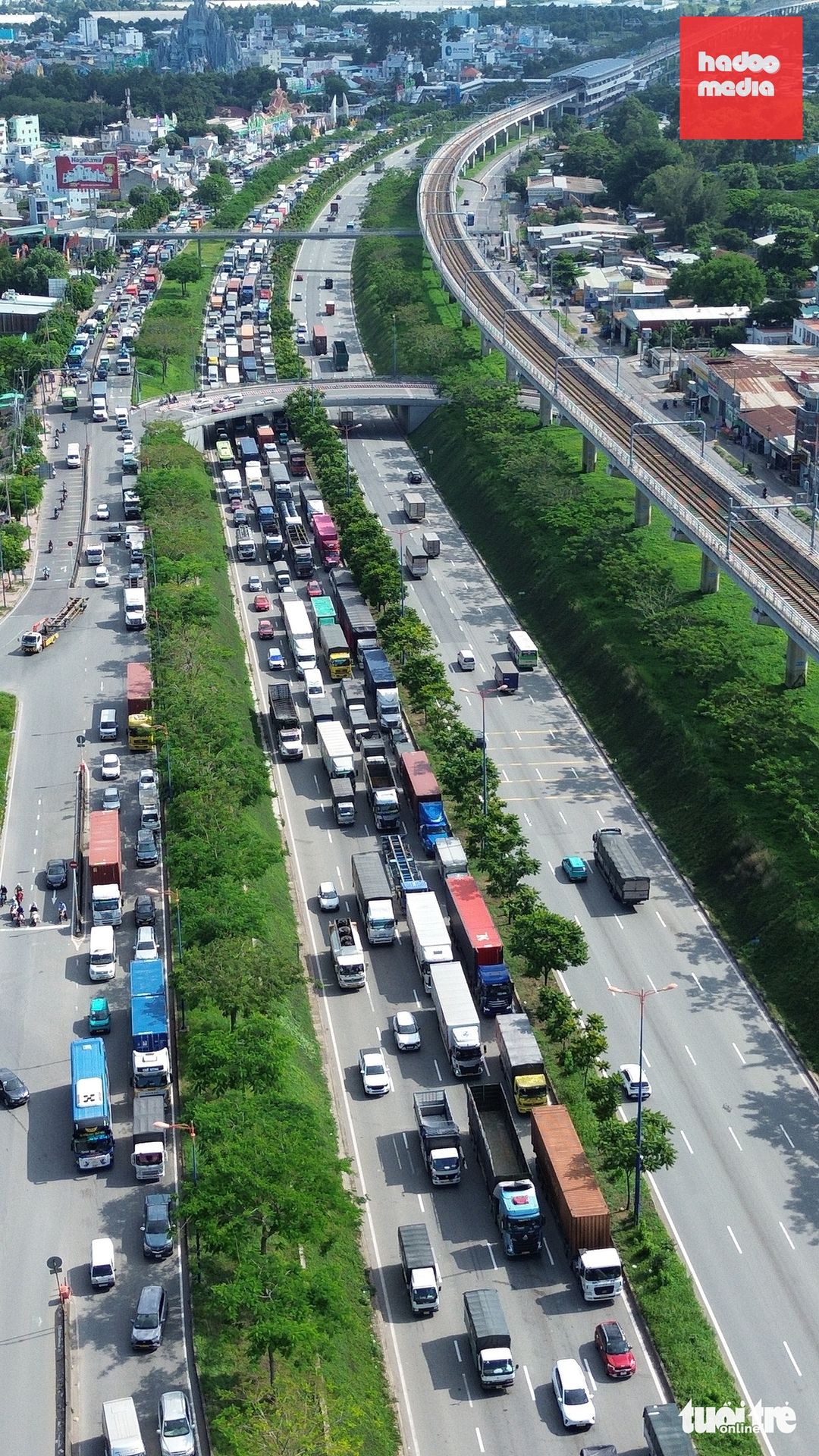 Cảnh sát giao thông khuyến cáo tài xế nên đi cao tốc từ nút giao An Phú - Ảnh: MINH HÒA