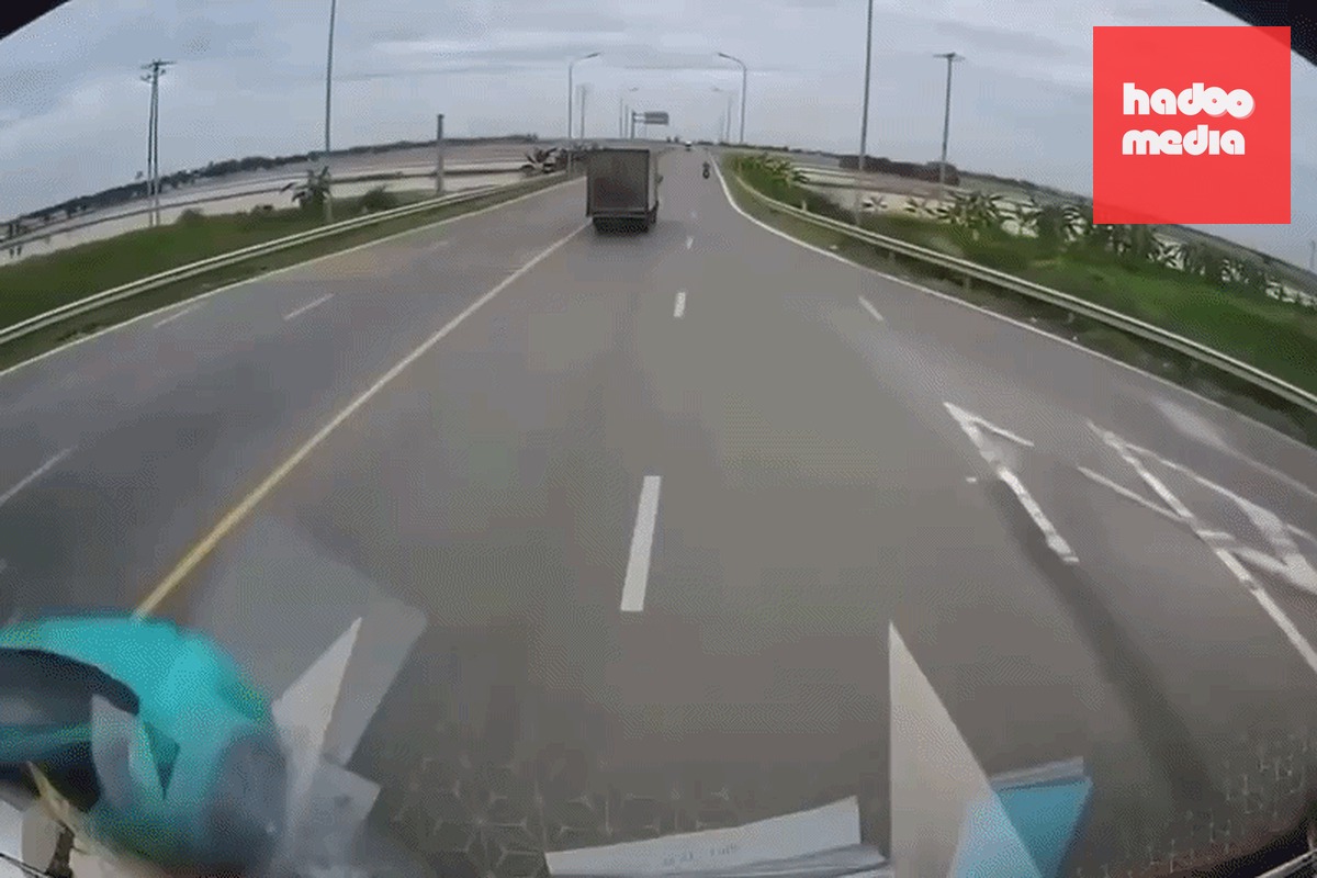 Camera ghi lại cảnh xe con húc văng xe tải xuống mương nước - Ảnh: D.C.