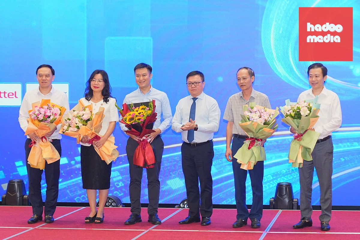 Ông Lê Quốc Minh - Ủy viên Trung ương Đảng, Tổng biên tập báo Nhân Dân, Phó trưởng Ban Tuyên giáo và Dân vận Trung ương, Chủ tịch Hội Nhà báo Việt Nam - tặng hoa các diễn giả - Ảnh: HẢI PHÒNG