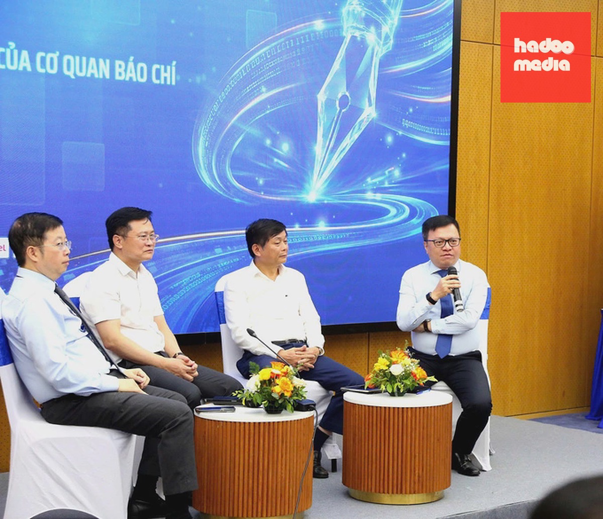Các diễn giả trong phiên thảo luận "Tự chủ chiến lược của cơ quan báo chí trong kỷ nguyên số". Ảnh: Đỗ Hiền