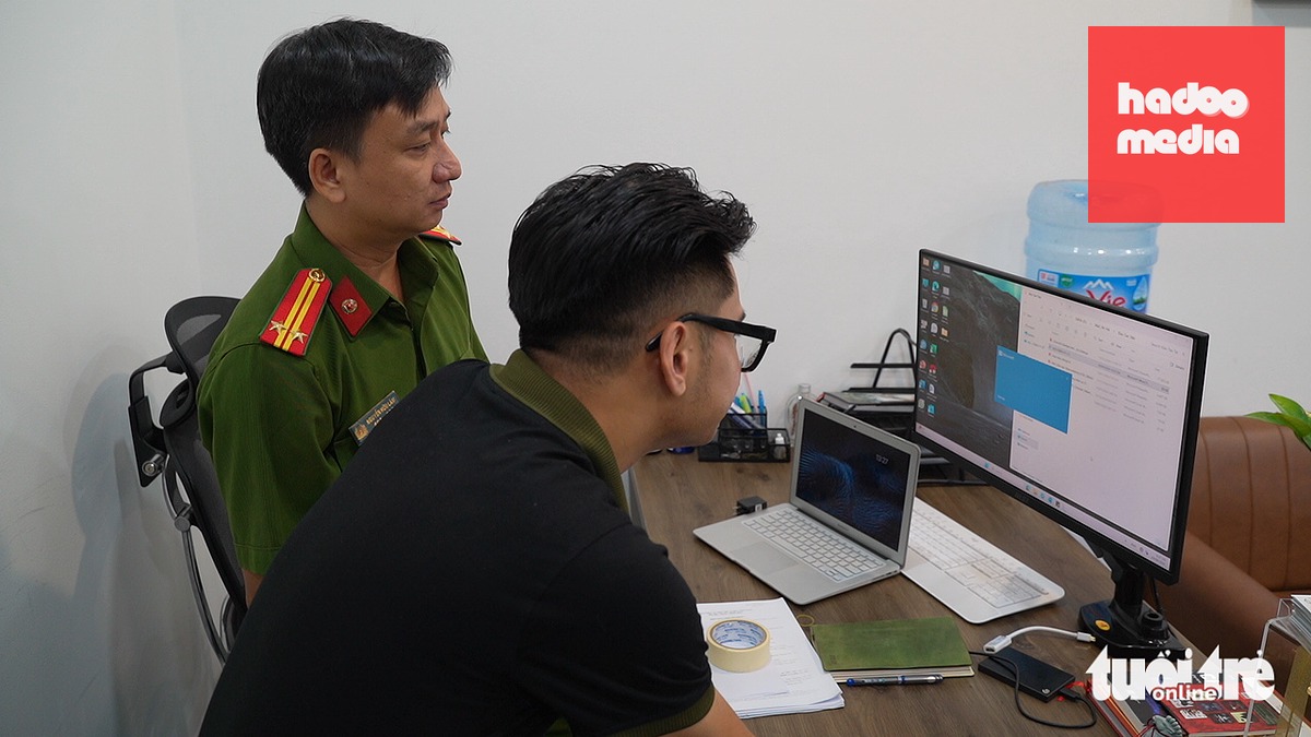 Cơ quan công an kiểm tra dữ liệu trên máy tính của công ty bán hợp đồng kỳ nghỉ - Ảnh: CHÍ KIÊN