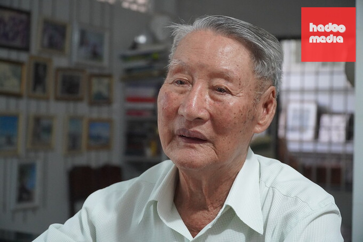 Ông Nguyễn Đắc Hiền vẫn nuôi hy vọng tìm được thân nhân liệt sĩ để trao bằng tổ quốc ghi công hiện đang lưu giữ tại Báo Đồng Tháp. Ảnh: Ngọc Tài