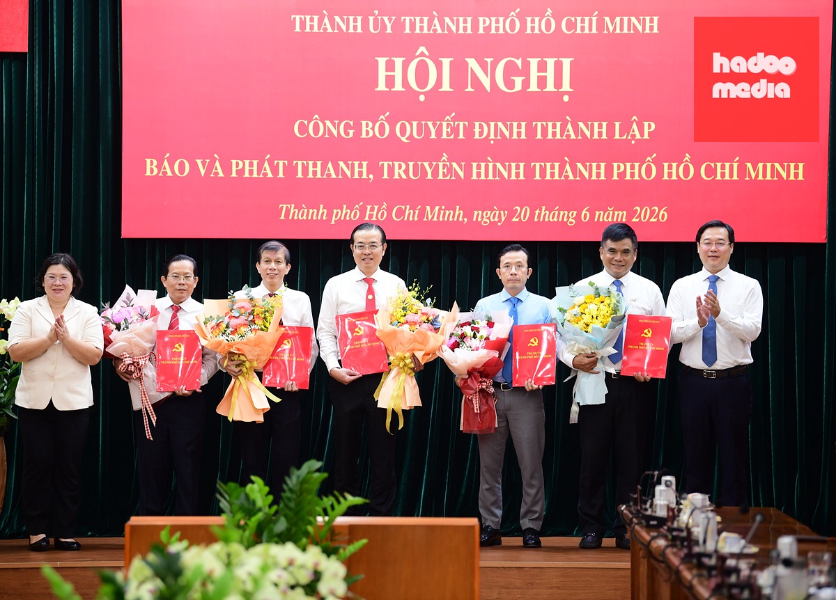Phó bí thư thường trực Thành ủy TP.HCM Lê Quốc Phong, Phó bí thư Thành ủy TP Văn Thị Bạch Tuyết trao quyết định và hoa chúc mừng tổng giám đốc và 4 phó tổng giám đốc, cùng Hội đồng biên tập Cơ quan Báo và Phát thanh, Truyền hình TP.HCM - Ảnh: QUANG ĐỊNH