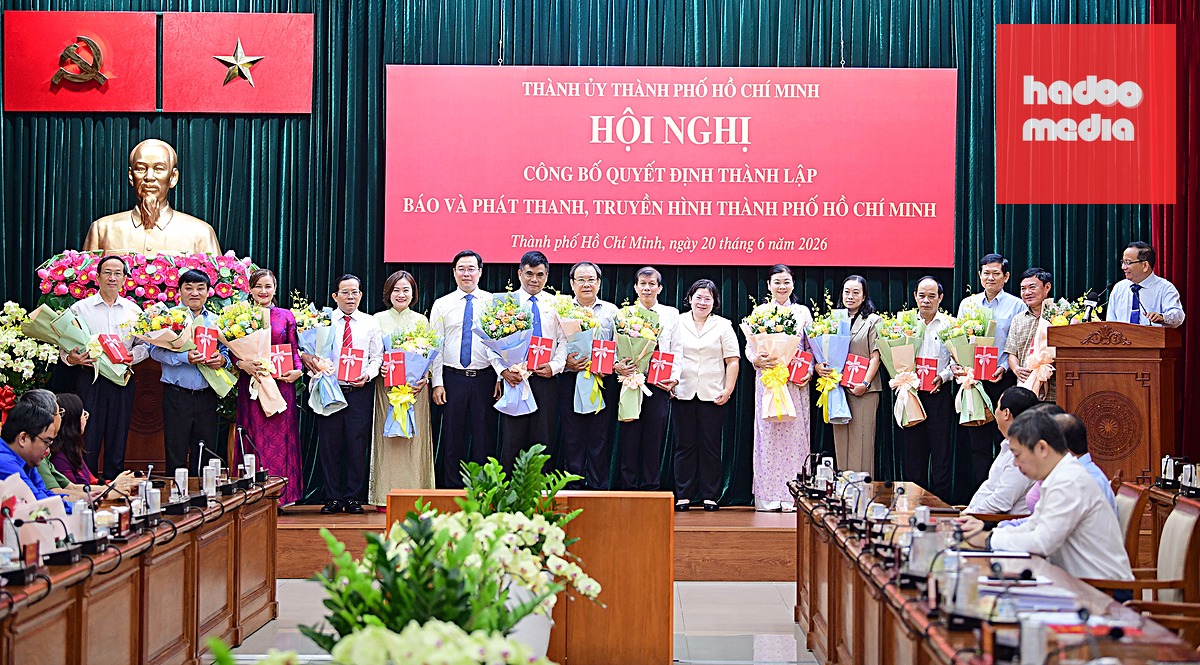 Lãnh đạo Thành ủy TP.HCM tặng hoa chúc mừng các cơ quan báo chí đã có nhiều đóng góp cho sự phát triển của TP.HCM trong thời gian vừa qua - Ảnh: QUANG ĐỊNH