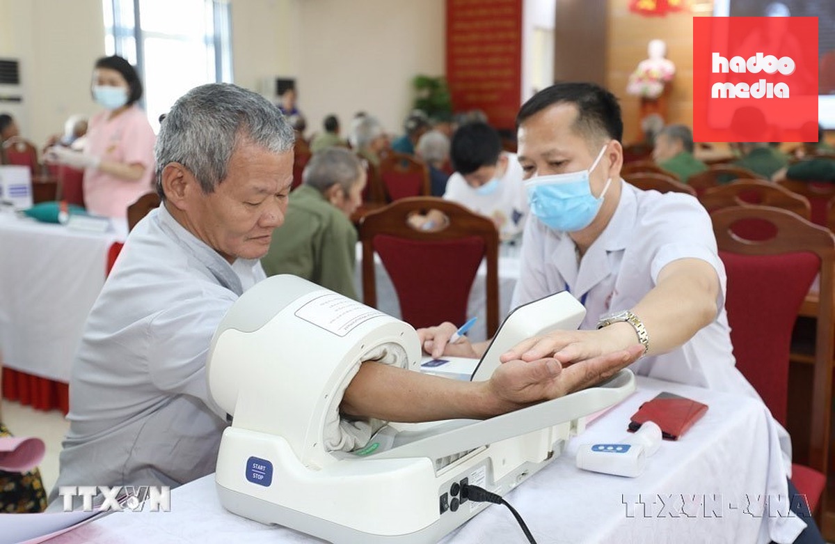 Khám sức khỏe cho người có công với cách mạng huyện Tràng Định đang điều dưỡng tại Trung tâm Điều dưỡng Người có công tỉnh Lạng Sơn - Ảnh: Anh Tuấn/TTXVN
