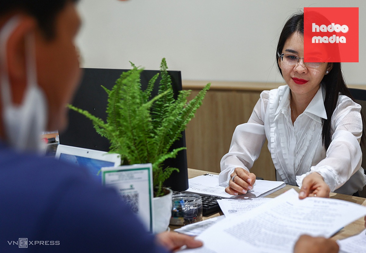 Công chức giải quyết thủ tục hành chính cho người dân tại Trung tâm hành chính công phường Thủ Đức, TP HCM, tháng 7/2025. Ảnh: Quỳnh Trần