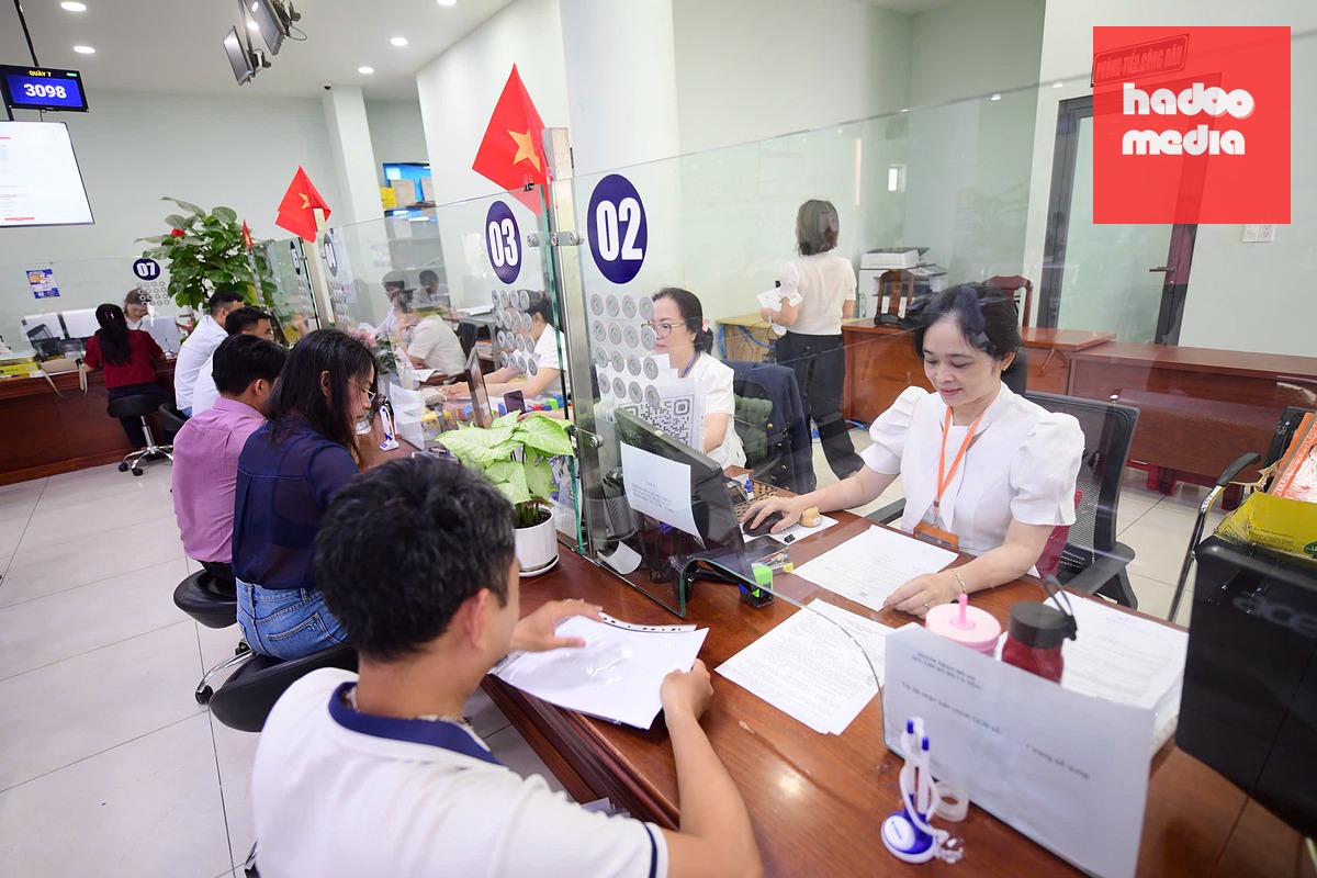 Người dân làm thủ tục đất đai tại Văn phòng đăng ký đất số 2, TP.HCM sáng 15-6 - Ảnh: QUANG ĐỊNH