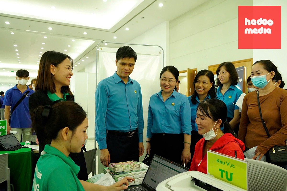 Ông Ngọ Duy Hiểu - Phó chủ tịch thường trực Tổng liên đoàn Lao động Việt Nam và bà Nguyễn Kim Loan - Phó chủ tịch Liên đoàn Lao động TP.HCM - thăm hỏi công nhân tại ngày hội - Ảnh: L.Đ.