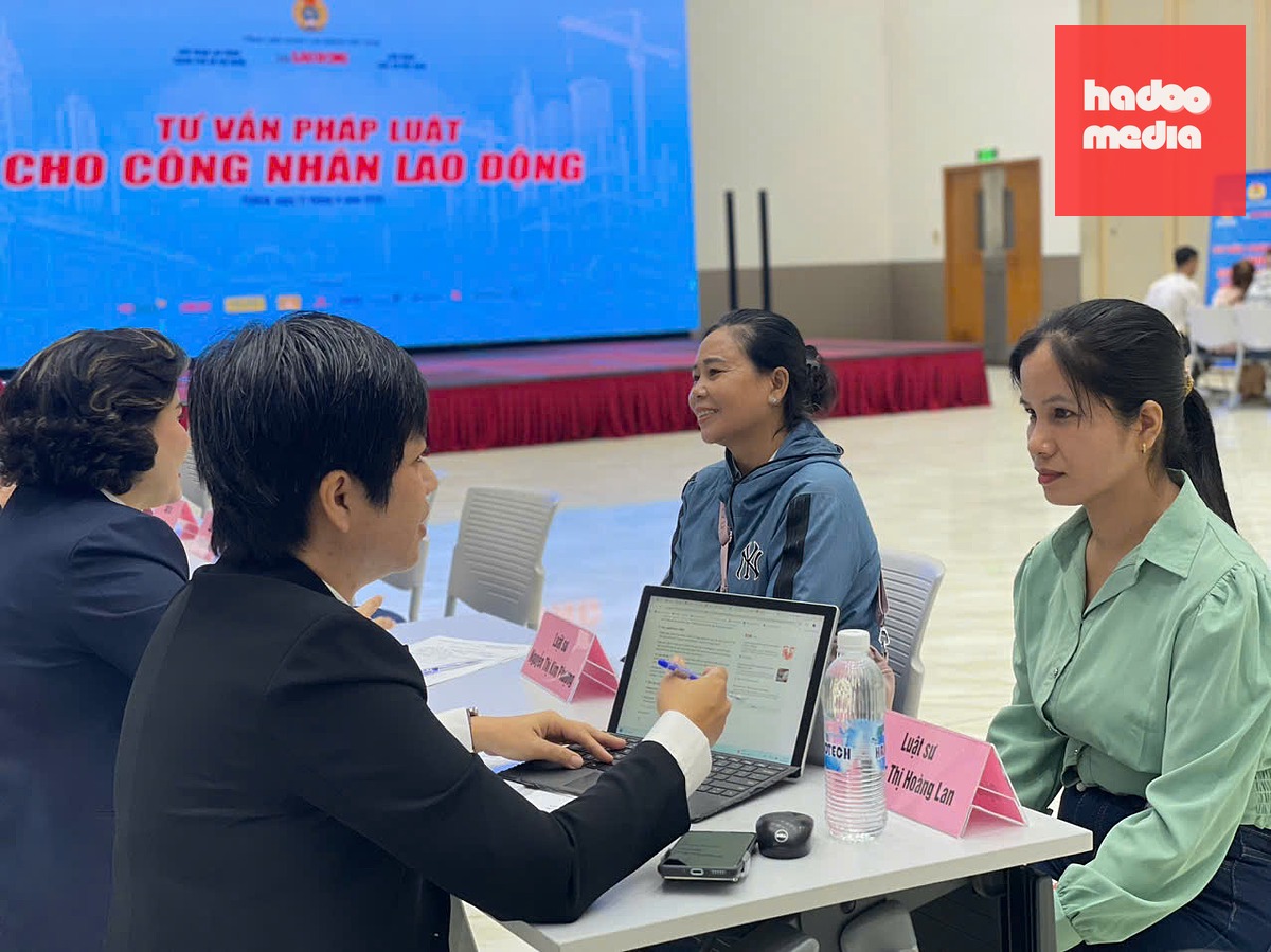 Các luật sư tư vấn pháp luật miễn phí cho công nhân, người lao động - Ảnh: L.Đ.