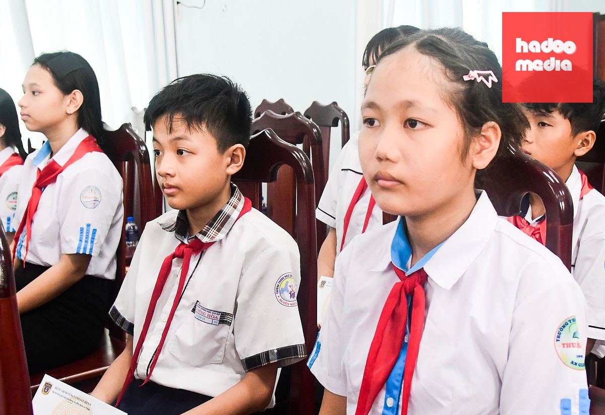 La Thị Thùy Dương (bìa phải) - học sinh lớp 6/2 Trường THCS Thuận Yên (phường Tô Châu, An Giang) - cho biết hôm nay nhận quà Cảnh sát biển 4 nên rất vui, có thêm điều kiện đến trường - Ảnh: HỒNG ĐIỆP