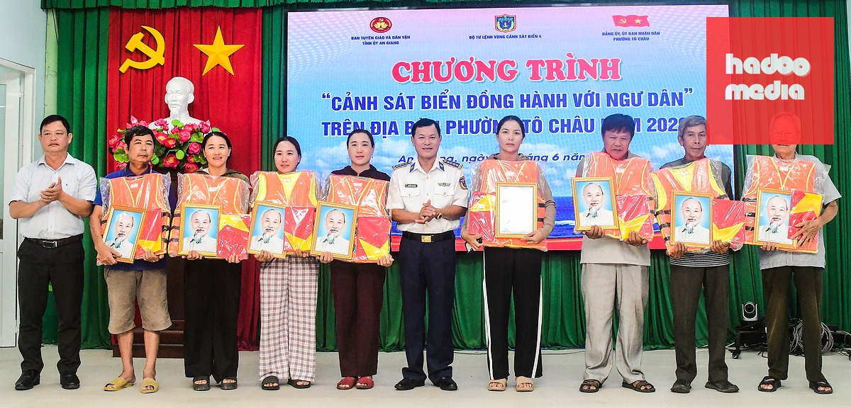Cảnh sát biển 4 trao tặng ảnh Bác, lá cờ Tổ quốc và phao cứu sinh cho ngư dân phường Tô Châu vươn khơi bám biển - Ảnh: HỒNG ĐIẸP