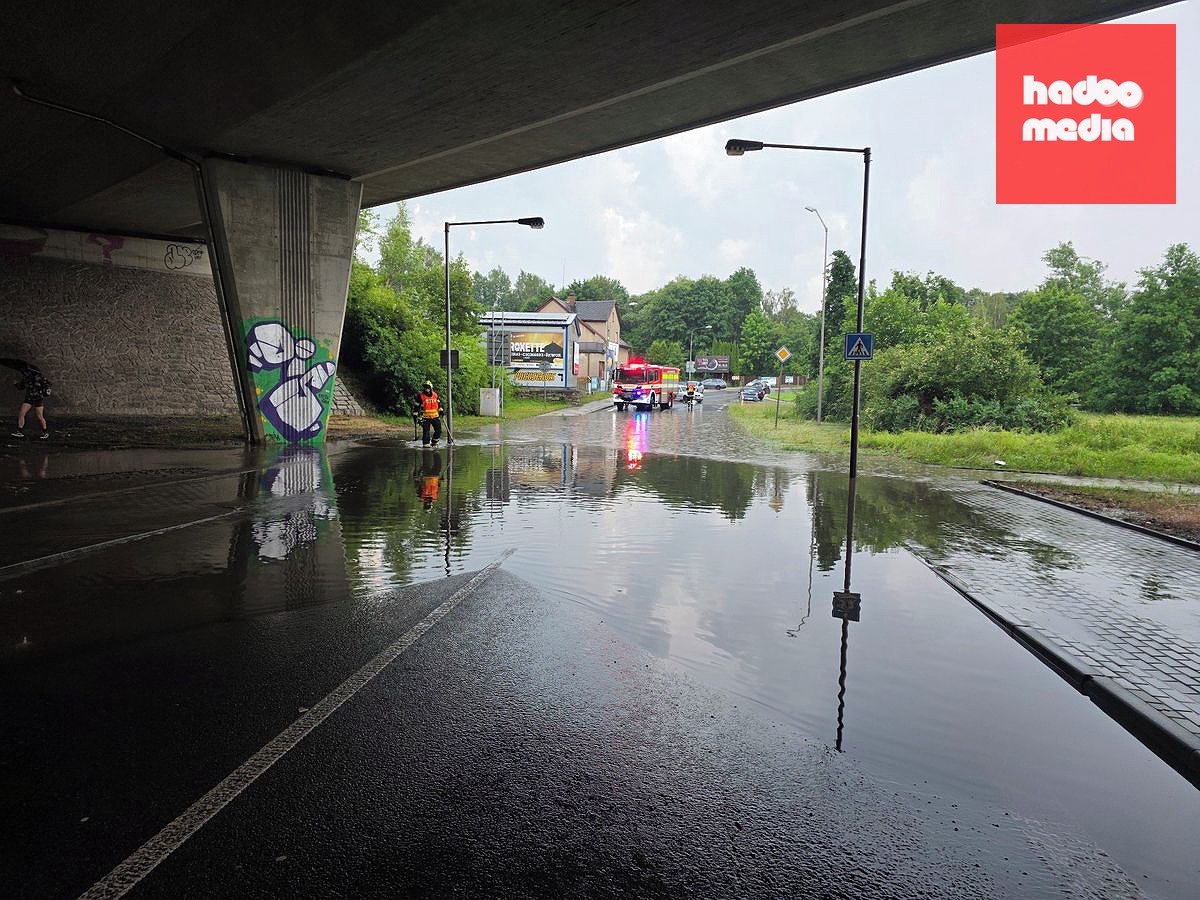 Ve Vratislavicích nad Nisou zaplavila  voda silnici