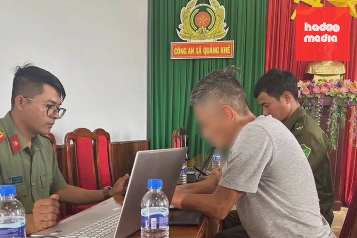 Người đàn ông 47 tuổi làm việc với cơ quan công an. Ảnh: Lê Tiến
