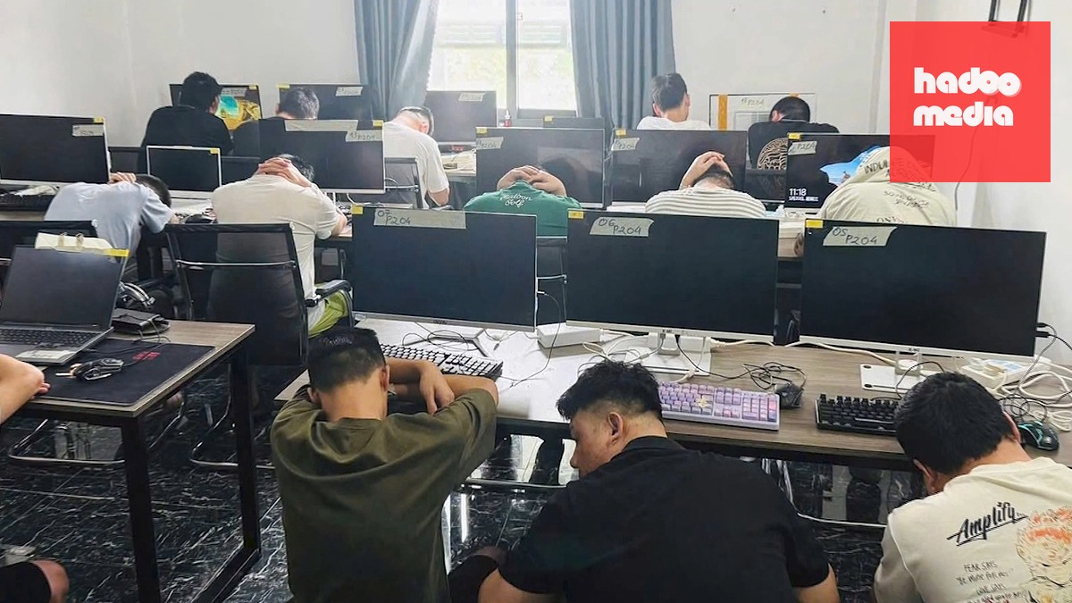 Nhiều trang thiết bị được lắp đặt để vận hành đường dây lừa đảo - Ảnh: Công an TP.HCM
