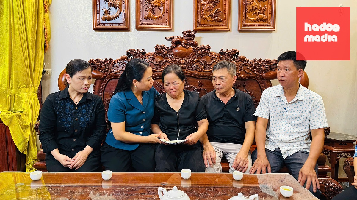Phó chủ tịch thường trực Ủy ban Mặt trận Tổ quốc tỉnh Bắc Ninh Ngụy Thị Tuyến và đoàn công tác của tỉnh thăm hỏi, động viên gia đình nạn nhân ở phường Việt Yên sớm vượt qua mất mát đau thương - Ảnh: Cổng TTĐT tỉnh Bắc Ninh
