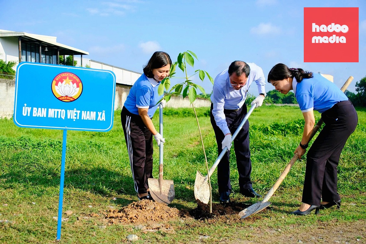 Các đại biểu trồng cây kèn hồng trên tuyến đường Trần Văn Chẩm - Ảnh: Xã Củ Chi