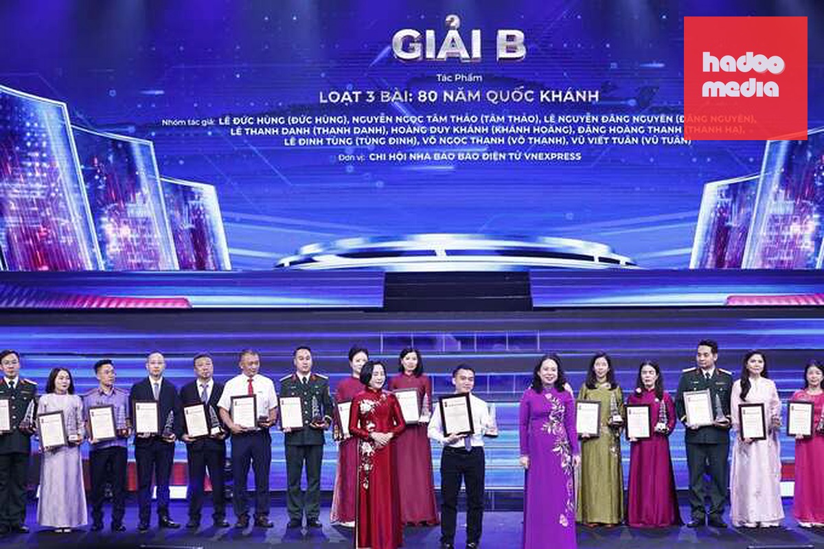 Đại diện nhóm tác giả báo VnExpress nhận giải B Báo chí quốc gia. Ảnh: Lê Tân