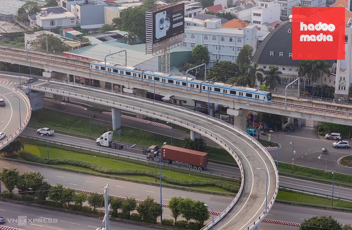 Tuyến metro số 1 Bến Thành - Suối Tiên di chuyển trên xa lộ Hà Nội (đường Võ Nguyên Giáp). Ảnh: Quỳnh Trần