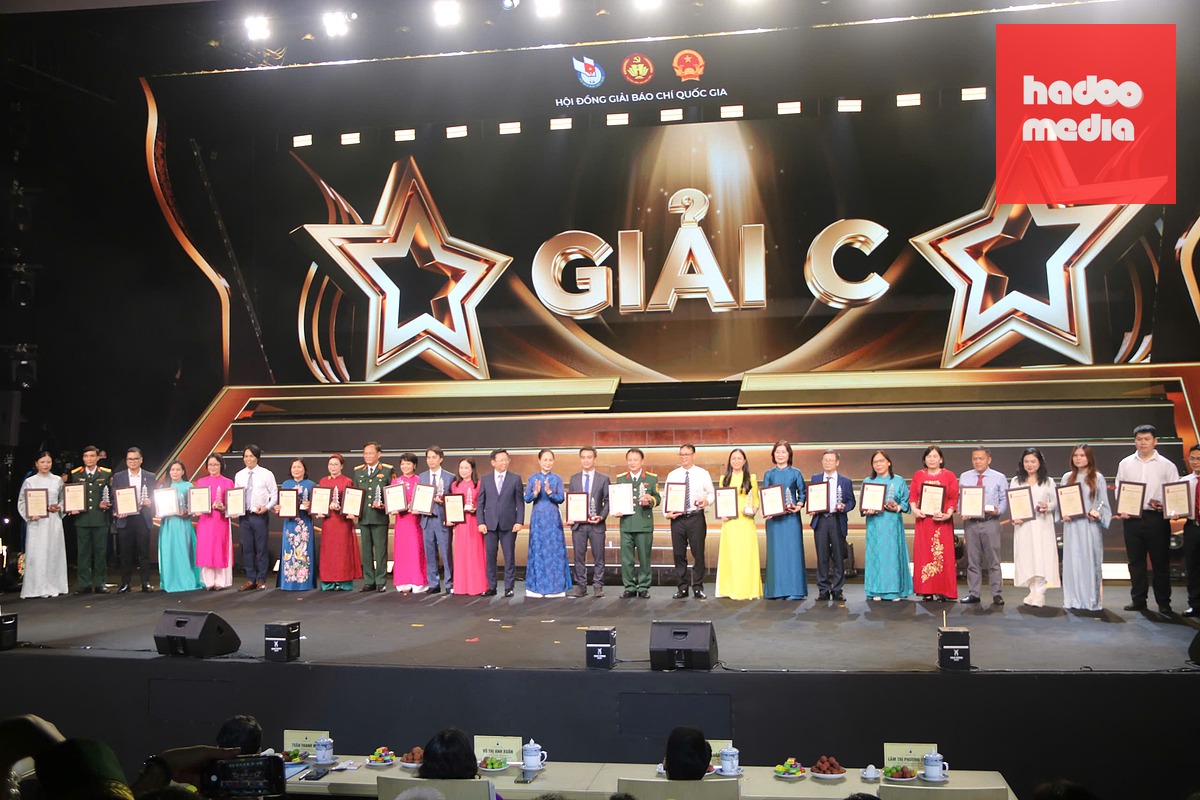 Ban tổ chức trao giải C cho các tác giả, nhóm tác giả - Ảnh: ANHP
