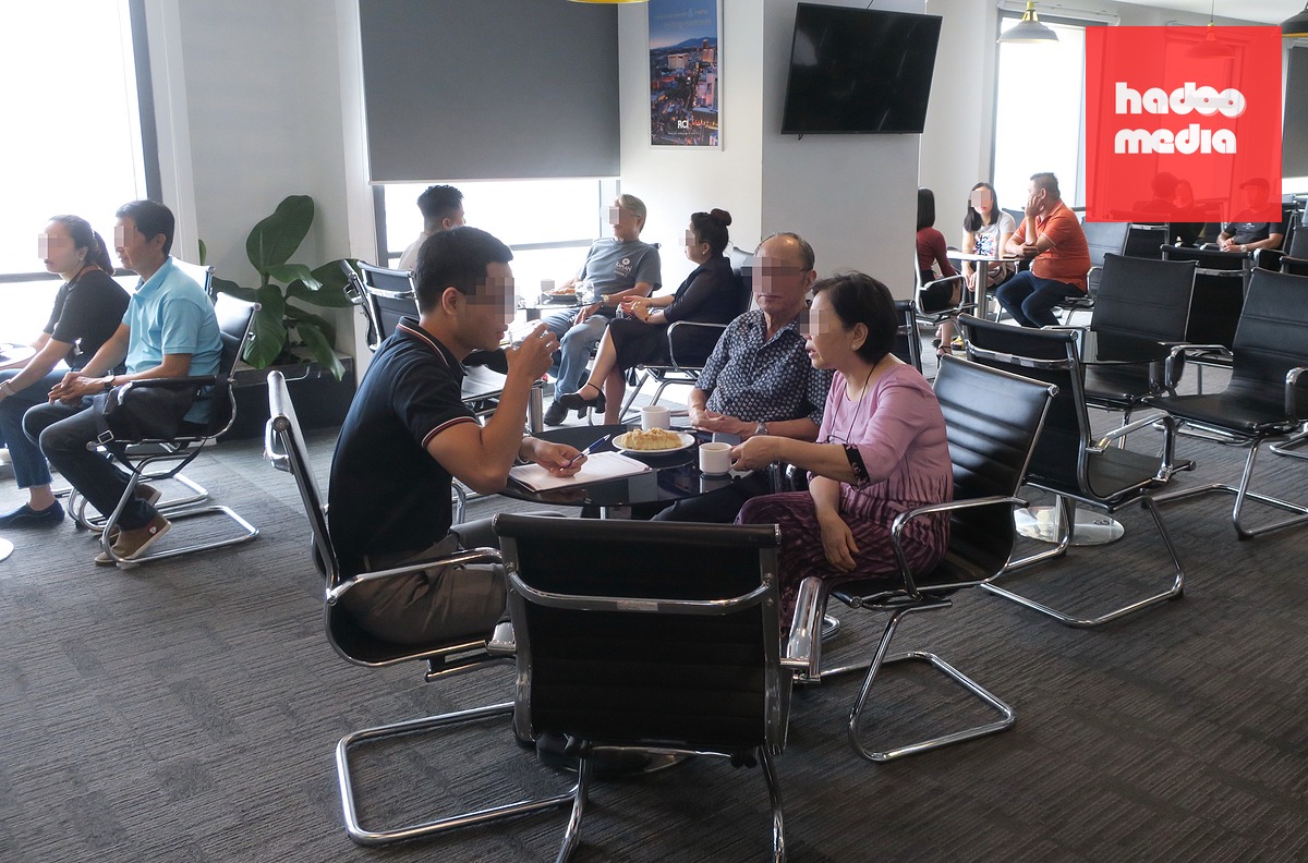 Nhân viên tư vấn sở hữu kỳ nghỉ, mua bán và cho thuê bất động sản nghỉ dưỡng cho khách tại một công ty ở TP.HCM - Ảnh: T.T.D.