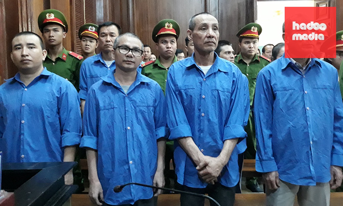 Phan Hữu Hiệu (đeo kính) cùng đồng phạm trong lần ra tòa hồi tháng 7/2019. Ảnh: Hải Duyên.