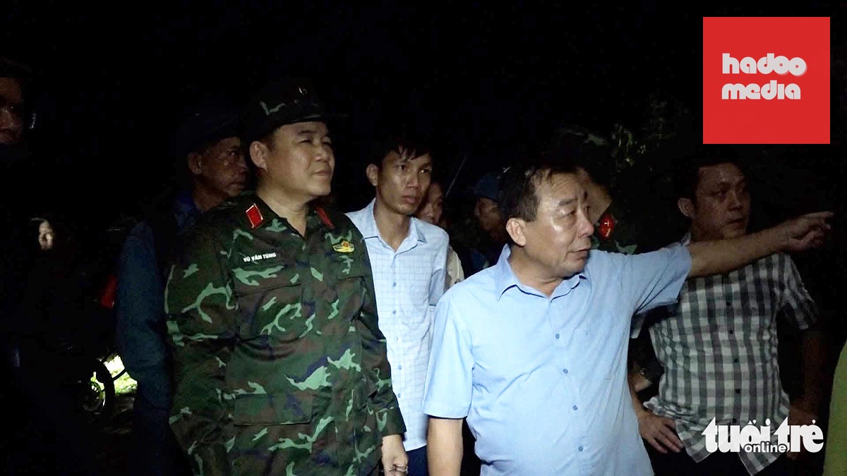 Ông Nguyễn Văn Đệ - phó chủ tịch UBND tỉnh Nghệ An (thứ hai từ phải qua) chỉ đạo chữa cháy rừng trong đêm 21-6 - Ảnh: Quân sự Nghệ An
