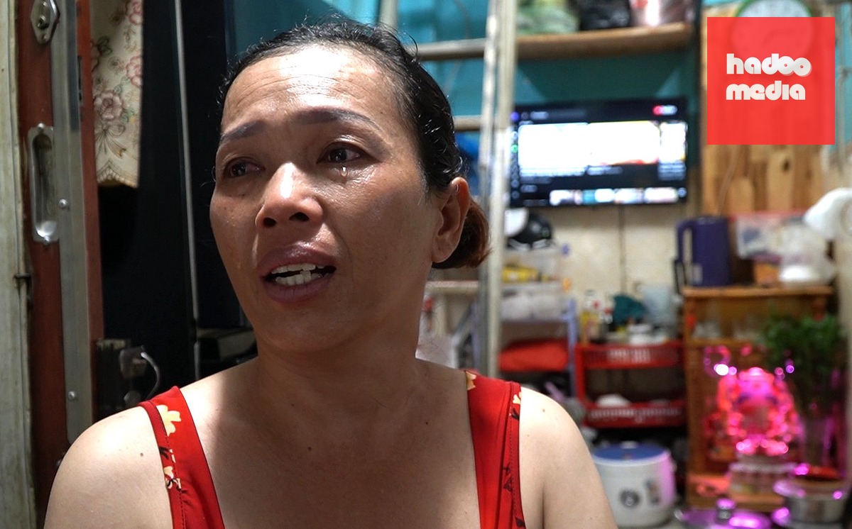 Chị Kim Thị Ngọc Thảo (41 tuổi,  ở khu chợ Gà - Gạo) rơi nước mắt vì mừng khi hay tin người dân thuộc dự án sẽ được bố trí tái định cư tại chỗ - Ảnh: ÁI NHÂN